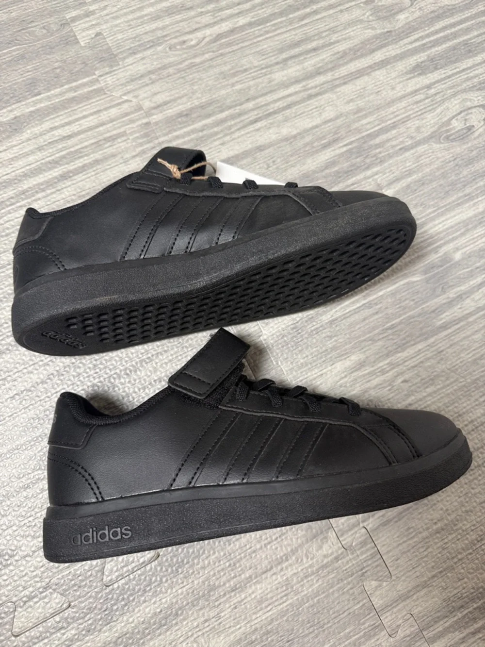 NWT adidas  Men’s Low-Top No Tie Sneakers Size 3